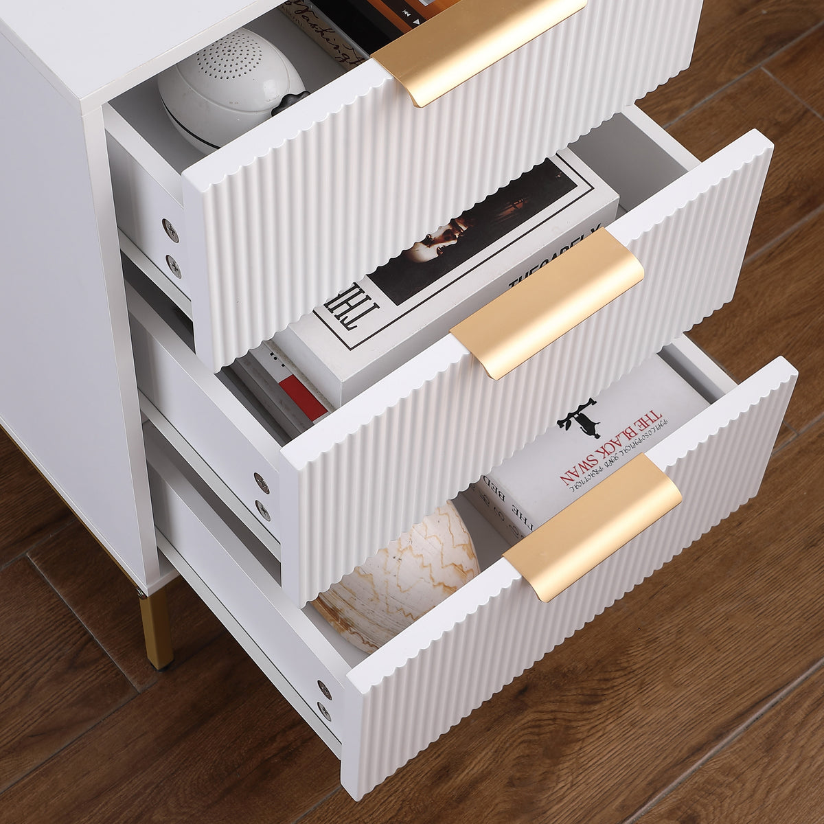 48-MESITAS DE NOCHE / NIGHTSTANDS #6 - BLANCO Y DORADO CON 3 GAVETAS - SET DE 2 - $399