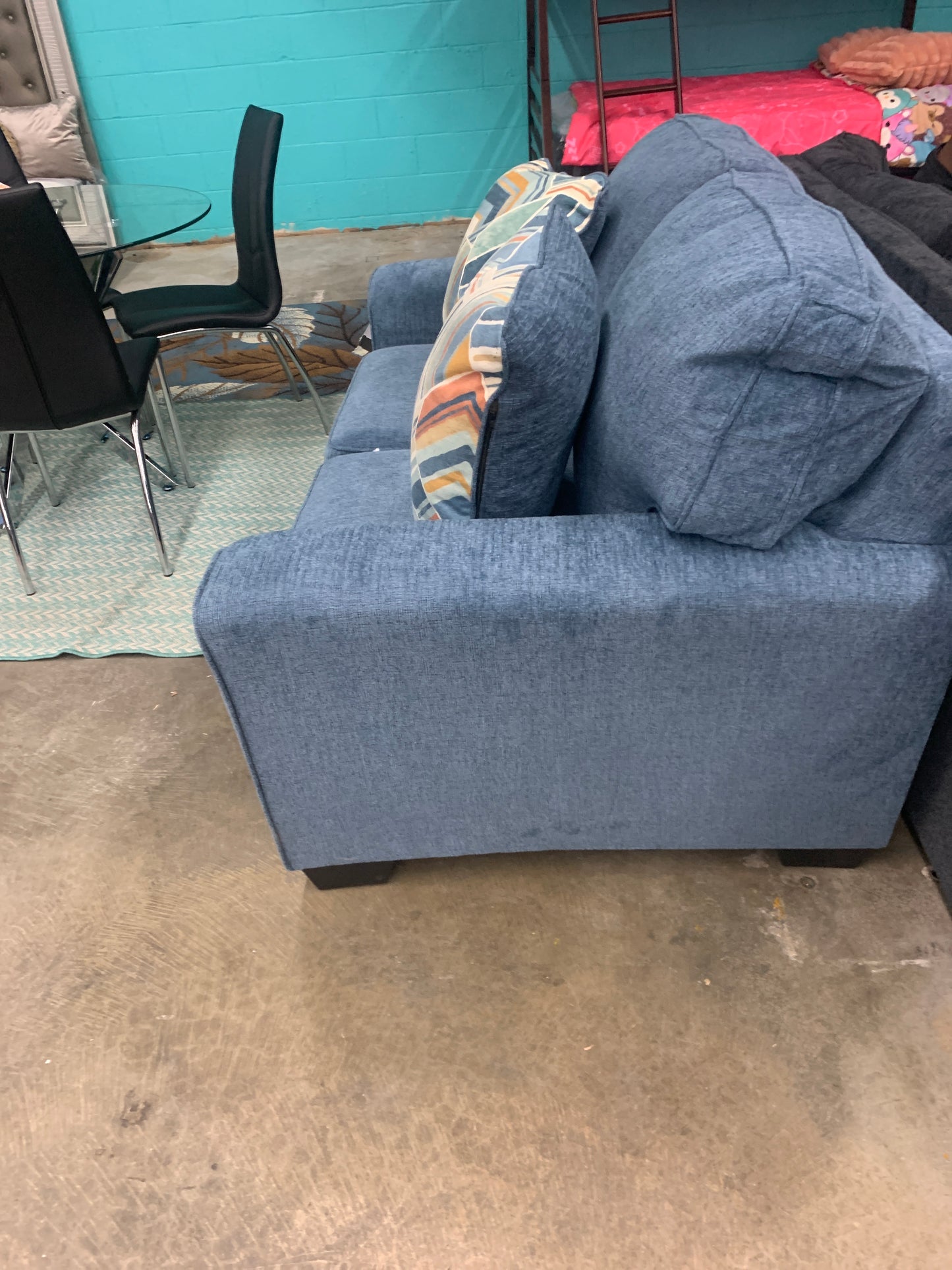 Sofa azul de dos plazas