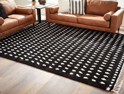 Minston - 5' x 7' Rug - Black / White