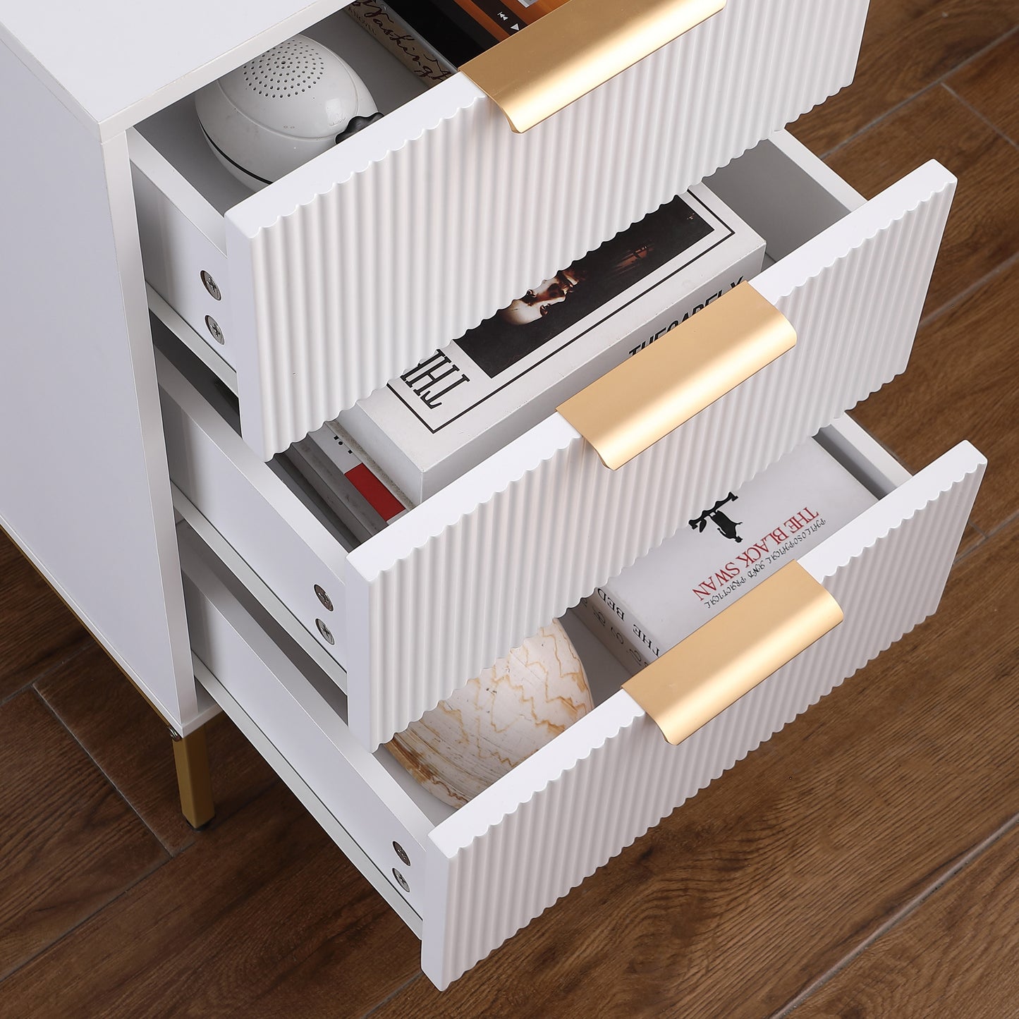 48-MESITAS DE NOCHE / NIGHTSTANDS #6 - BLANCO Y DORADO CON 3 GAVETAS - SET DE 2 - $399
