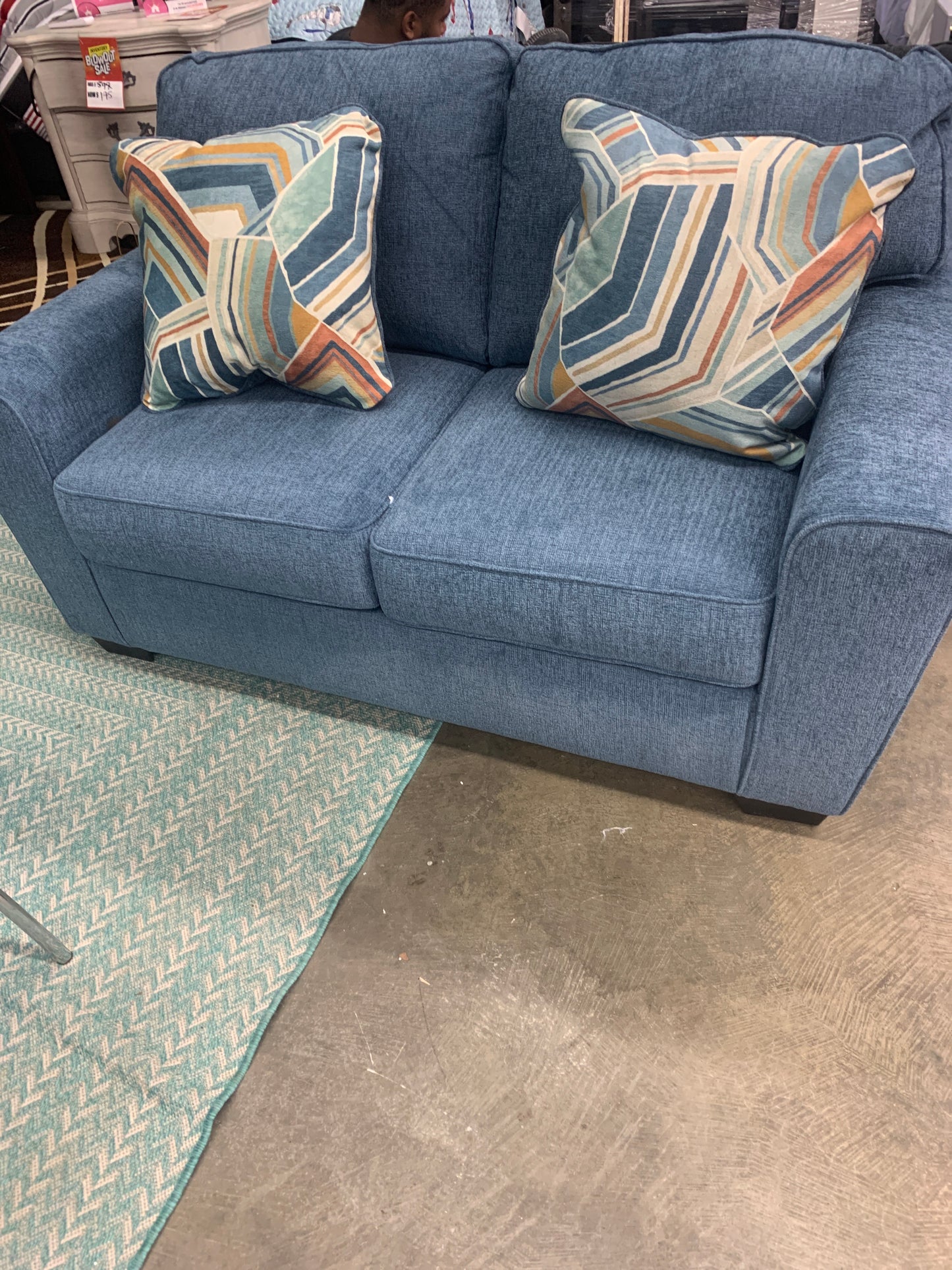 Sofa azul de dos plazas