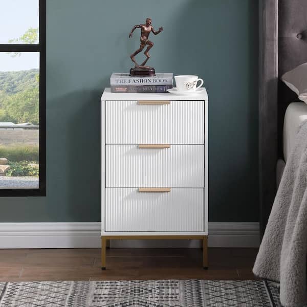 48-MESITAS DE NOCHE / NIGHTSTANDS #6 - BLANCO Y DORADO CON 3 GAVETAS - SET DE 2 - $399